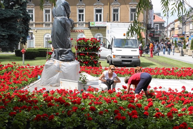 Awantura przed pomnikiem Marii i Lecha Kaczyńskich