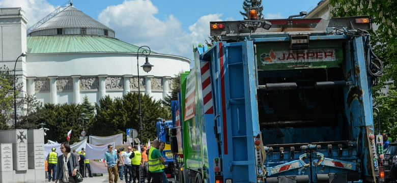 Protest branży odpadowej w Warszawie. "Wolny rynek zmieni się w gospodarkę centralnie planowaną" [FOTO]