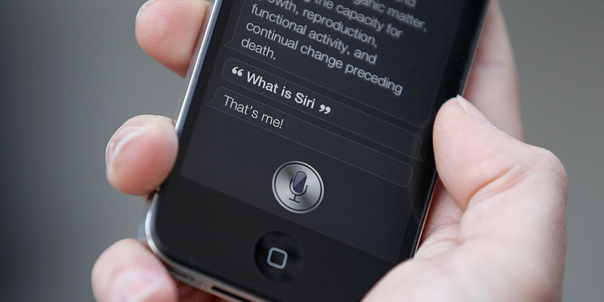 Według Apple nagrania użytkowników Siri są zapisywane i przechowywane przez sześć miesięcy, "aby system rozpoznawania mógł w przyszłości lepiej zrozumieć głos użytkownika". 
