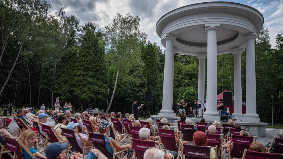 <strong>Od 7 sierpnia w dąbrowskim Parku Zielona rozpoczną się koncerty plenerowe w ramach pierwszego w historii Międzynarodowego Festiwalu im. Michała Spisaka! Młodzi instrumentaliści przybliżą publiczności kameralne oblicze muzyki klasycznej w lekkiej i przyjemnej odsłonie – a wszystko pod szyldem cyklu "w Zieloną gramy".</strong>