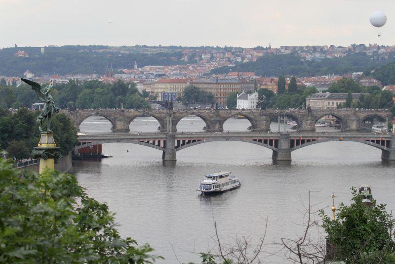 Praha má dluhy – soudní exekutor převzal Karlův most – Novinky