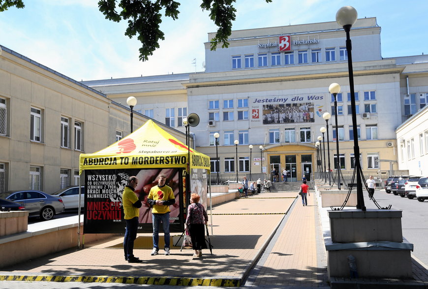 Namiot antyaborcyjny przed szpitalem Bielańskim. 30.05.2019 r.