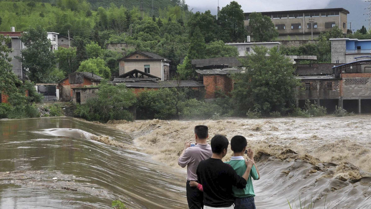 Co najmniej 14 osób zginęło w spowodowanych przez ulewne deszcze powodziach na południowym zachodzie Chin. Za zaginionych uznaje się 35 ludzi. Zniszczone są drogi, mosty i tysiące domów - poinformowały miejscowe władze.