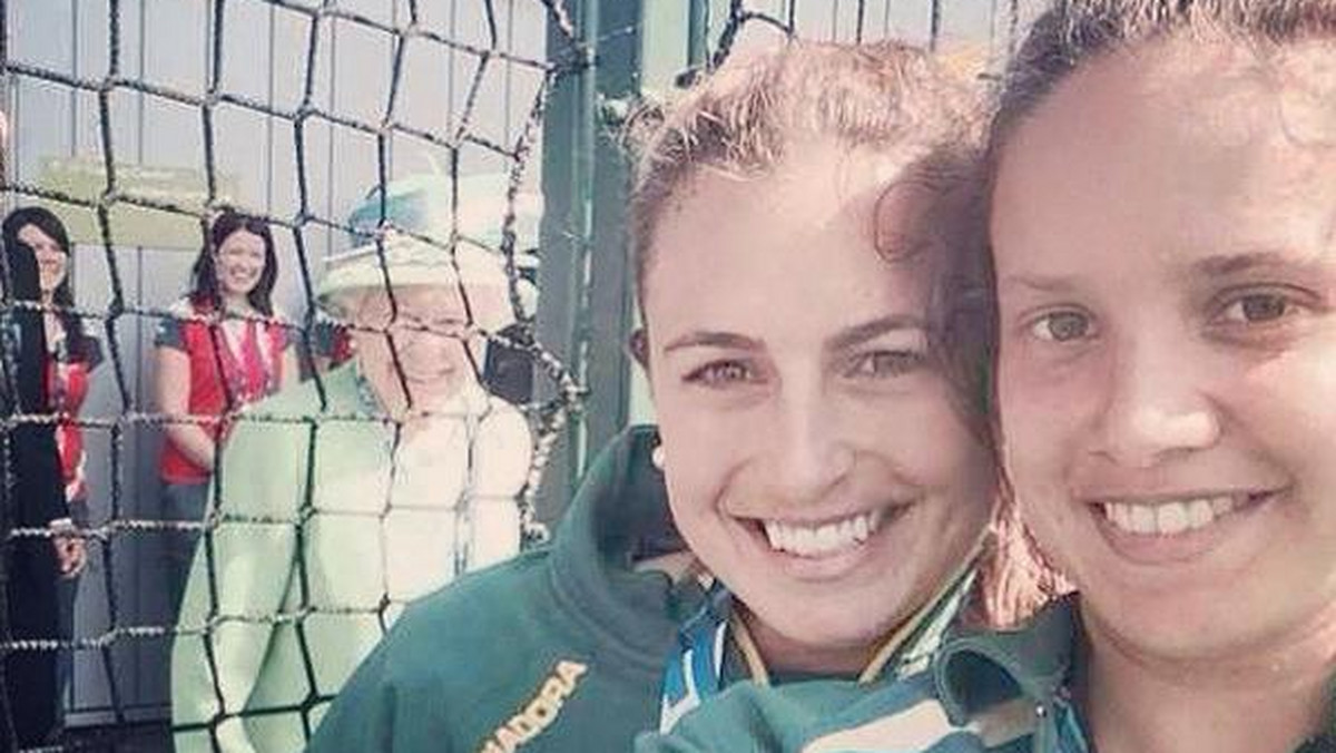 "Selfie" z królową Elżbietą w tle hitem Internetu.
