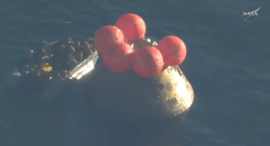 Čamci za spasavanje prilaze članovima posade tima "Artemis II"