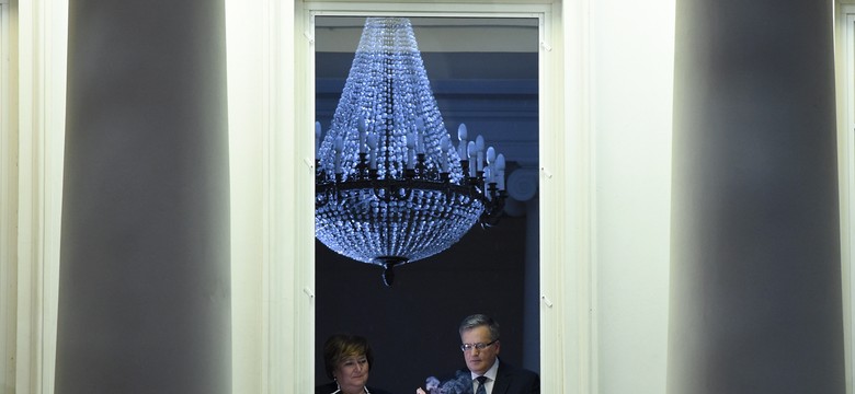 Para prezydencka zapaliła świecę w oknie. Apeluje do Polaków o światełko