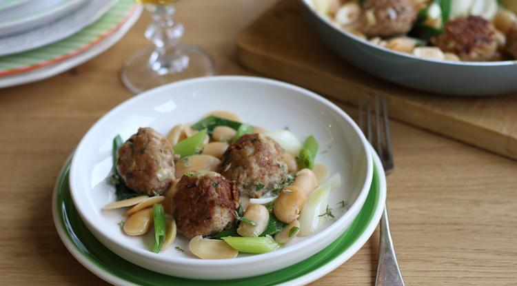 Mit főzzek ma? Íme egy remek Kapris húsgombócok zöldhagymás, fehér babbal recept. / Fotó: Ringier