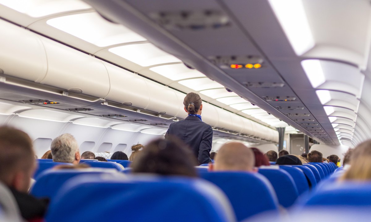 Dlaczego stewardesy trzymają dłonie pod udami podczas startu i lądowania? Wyjaśniamy, co to oznacza