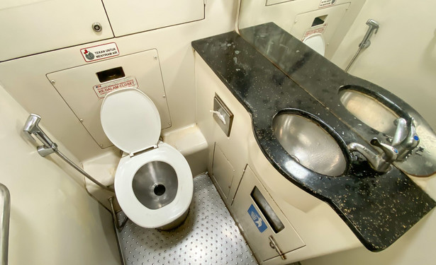 Jedna z linii lotniczych wprowadziła zakaz korzystania z toalet