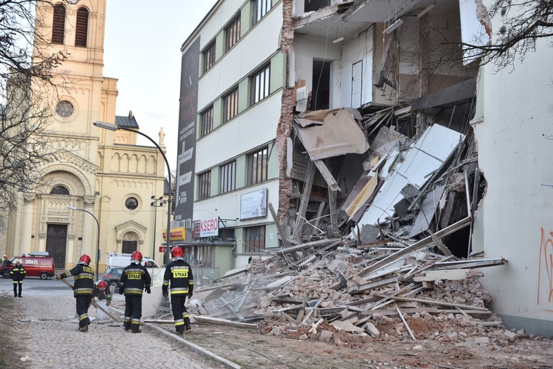 Zawalona ściana budynku na rogu ulic Sienkiewicza i Tuwima w centrum Łodzi