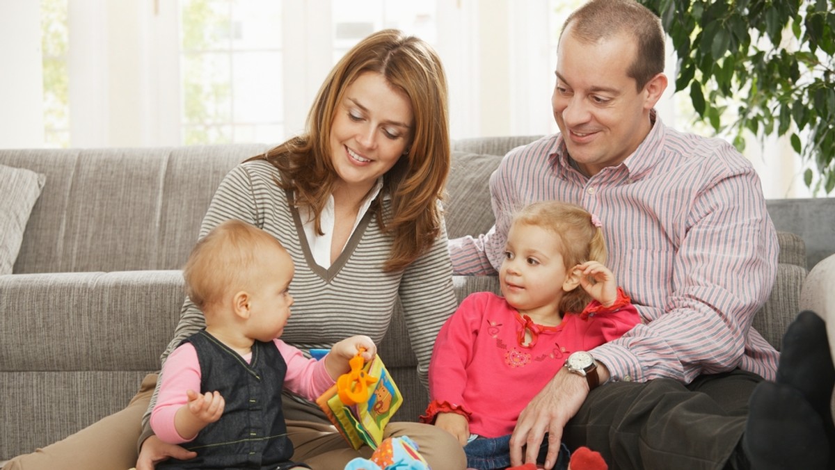 Co najmniej 150 rodzin zastępczych z całej Polski, prowadzących rodzinne domy dziecka, chce objąć swoim patronatem łódzka Fundacja Happy Kids. Rodziny będą mogły liczyć na pomoc merytoryczną i finansową, ale będą musiały także zobowiązać się do zapewnienia i stosowania najwyższych standardów w opiece zastępczej na dziećmi.