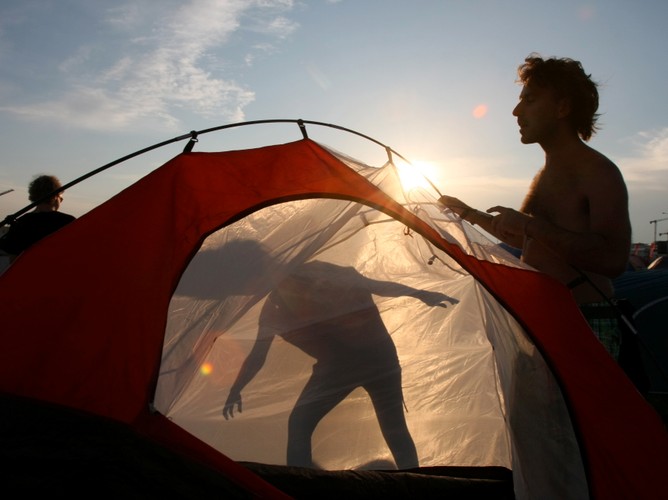 Uczestnicy festiwalu na polu namiotowym