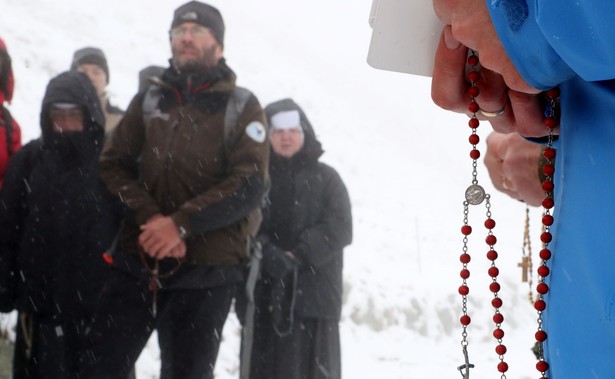 Komentator przytacza stanowisko organizatorów, że akcja "nie jest wymierzona w Rosję, ani w islam"