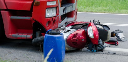 Tragedia na drodze! Skuter wjechał pod tira