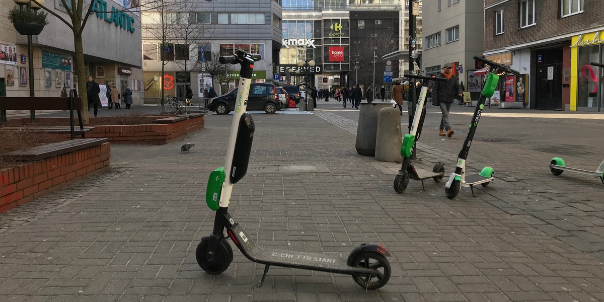 
"Każdy środek lokomocji, który może zastąpić samochód, zwłaszcza w centrum, jest ciekawym rozwiązaniem. Ale nie możemy pozwolić na to, by hulajnogi leżały na chodnikach" - tłumaczy rzeczniczka Warszawskiego Zarządu Dróg Miejskich