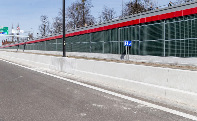 W niedzielę przed południem po DTŚ jeździli rowerzyści (11 km) i rolkarze (pętla wokół tunelu); a na koniec, w południe, odbyły się zawody rowerowe oraz nordic walking.
<br>
Otwarty odcinek średnicówki ma 5,6 km długości. Węższy niż pozostała część DTŚ (przeważnie po dwa pasy w każdą stronę na jednej wspólnej jezdni) prowadzi od obecnego końca trasy przy ul. Kujawskiej, przez centrum miasta, gdzie powstał 500-metrowy tunel, do węzła drogi krajowej nr 88 z ul. Portową.

<br>mtb/ lun/ woj/
<br><br> fot. (zuz) PAP/Andrzej Grygiel