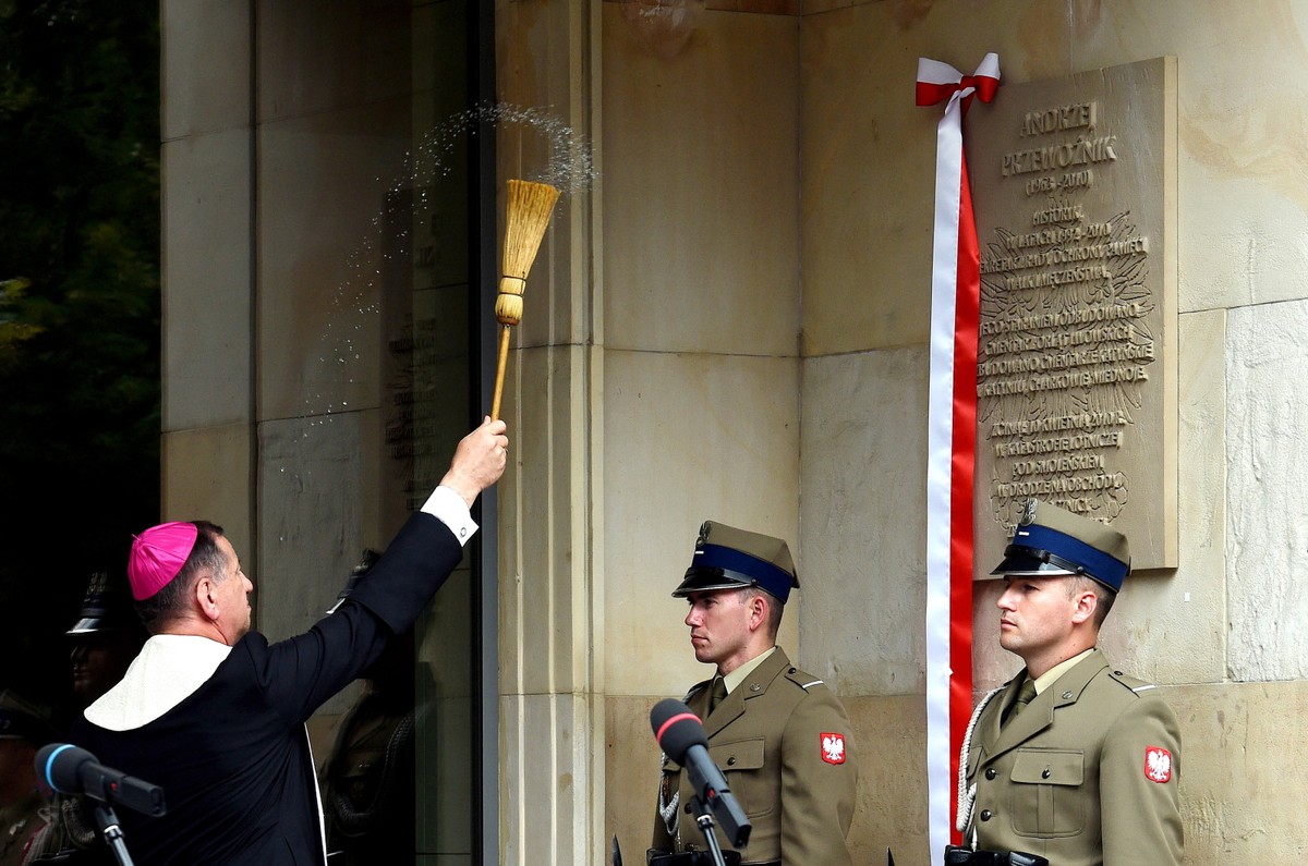 Odsłonięcia tablicy dokonali wdowa po Andrzeju Przewoźniku Jolanta Przewoźnik, sekretarz stanu w Ministerstwie Kultury Jarosław Sellin i Andrzej Kunert, który został sekretarzem ROPWiM po Przewoźniku