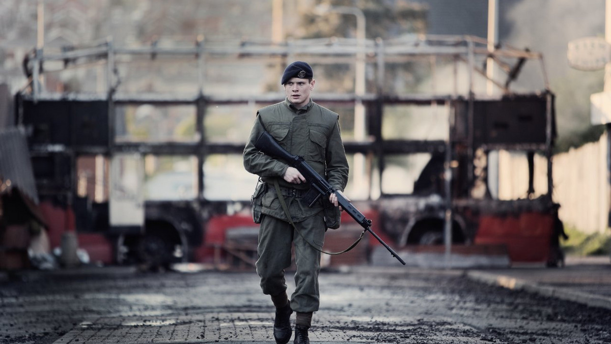 Yann Demange opowiada w swoim debiucie o mało chwalebnej karcie z historii Wielkiej Brytanii. "W potrzasku. Belfast 71" to znakomicie nakręcony thriller i zarazem przejmujący dramat opowiadający o człowieku uwikłanym w wojnę, której nie rozumie.