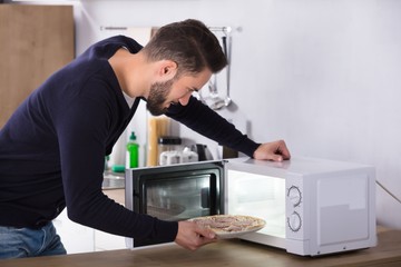 Ezeket az ételeket soha nem teszi mikróba, ha ezt megtudja!