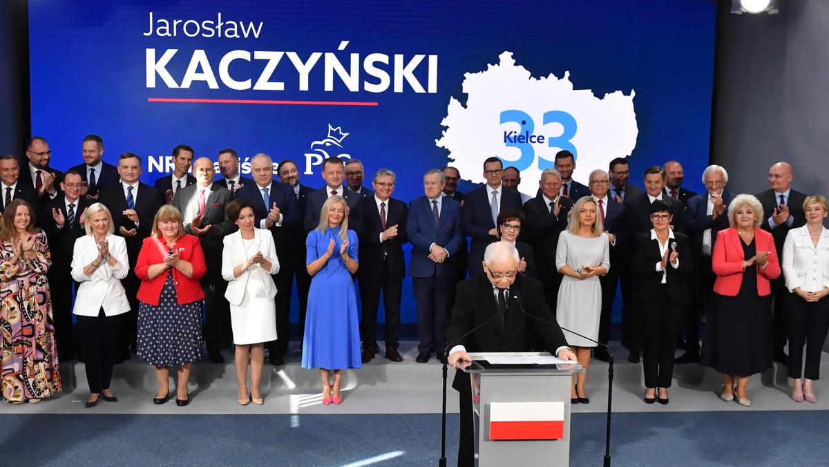 Szef PiS Jarosław Kaczyński przedstawia liderów list wyborczych w siedzibie partii przy ul. Nowogrodzkiej