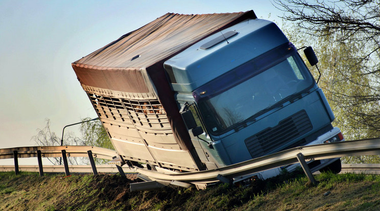 Egy teherautó borult az árokba /Fotó: Northfoto - illusztráció