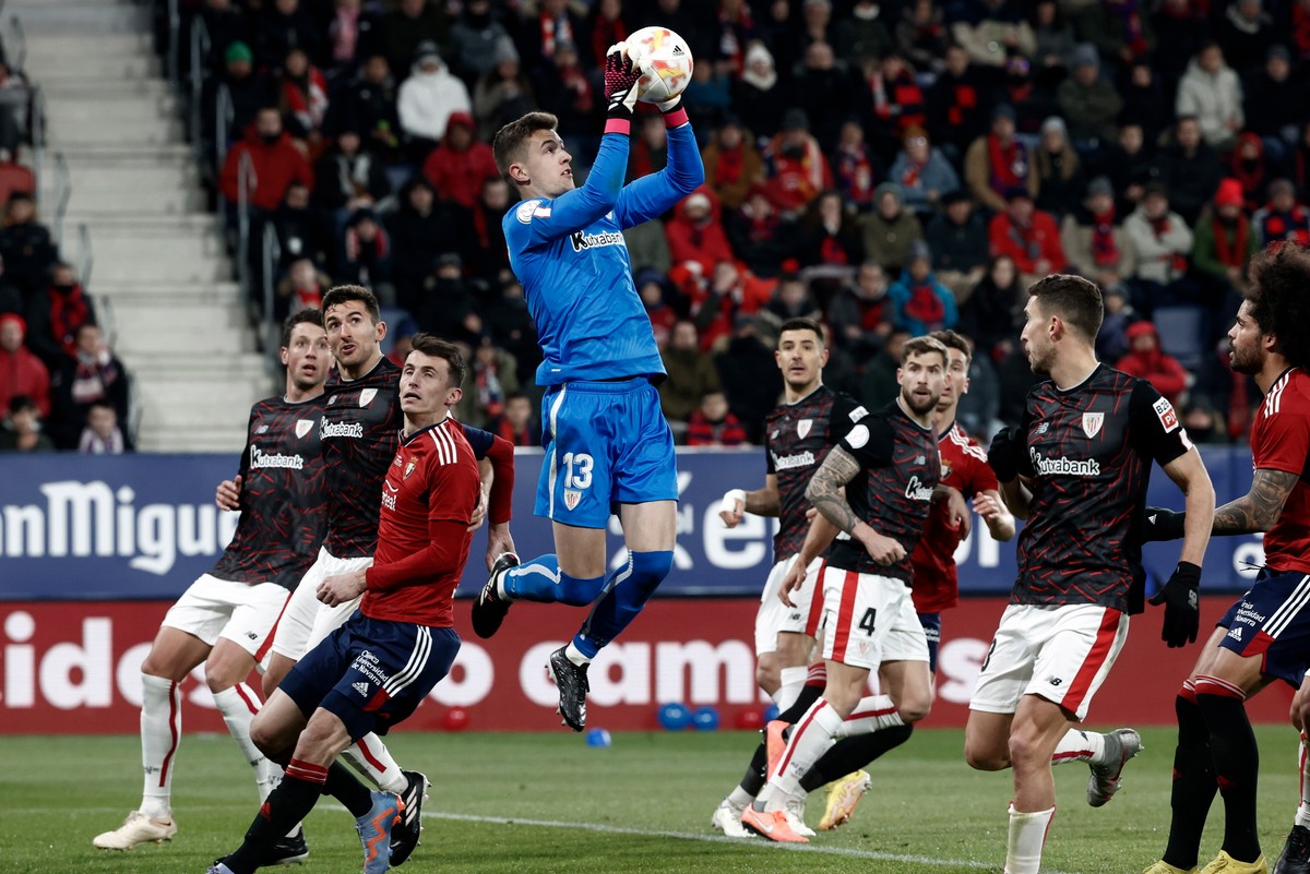 epa10497646 Athletic's goalkeeper Julen Aguirrezabala (C) in action during the Spanish King's Cup first leg semifinal soccer match between CA Osasuna and Athletic Club, in Pamplona, Navarra, Spain, 01 March 2023. EPA/Jesus Diges Dostawca: PAP/EPA.