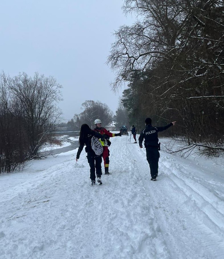 Policajti v Liptovskom Hrádku zachránili muža, ktorý nehybne ležal v rieke Belá.