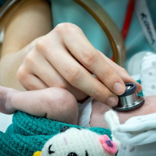 Egészségügyi szakembereknek indít szakmai és mentális jóllétet támogató programot a koraszülöttekért egyesület