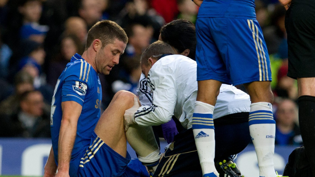 Środkowy obrońca Chelsea Londyn i reprezentacji Anglii, Gary Cahill, nie wystąpi w spotkaniu eliminacji do mistrzostw świata przeciwko Czarnogórze. Wiadomość potwierdził selekcjoner kadry, Roy Hodgson.