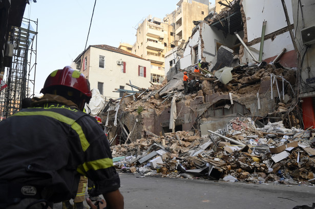 epa08644260 Rescue team from Chile work with Lebanese civil defense in a rescue mission after a scanner and a sniffer dog from the rescue team detected that there might be a survivor under the rubble at Mar Mikhael area in Beirut, Lebanon, 03 September 2020. According to Lebanese Health Ministry, at least 190 people were killed, and more than six thousand injured in the Beirut blast that devastated the port area on 04 August and believed to have been caused by an estimated 2,750 tons of ammonium nitrate stored in a warehouse. EPA/WAEL HAMZEH Dostawca: PAP/EPA.