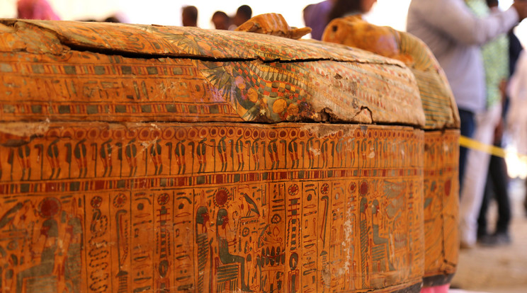 Az egyiptomi archeológusok megdöbbentek, hogy szinte teljesen épen maradtak a szarkofágok /Fotó: MTI