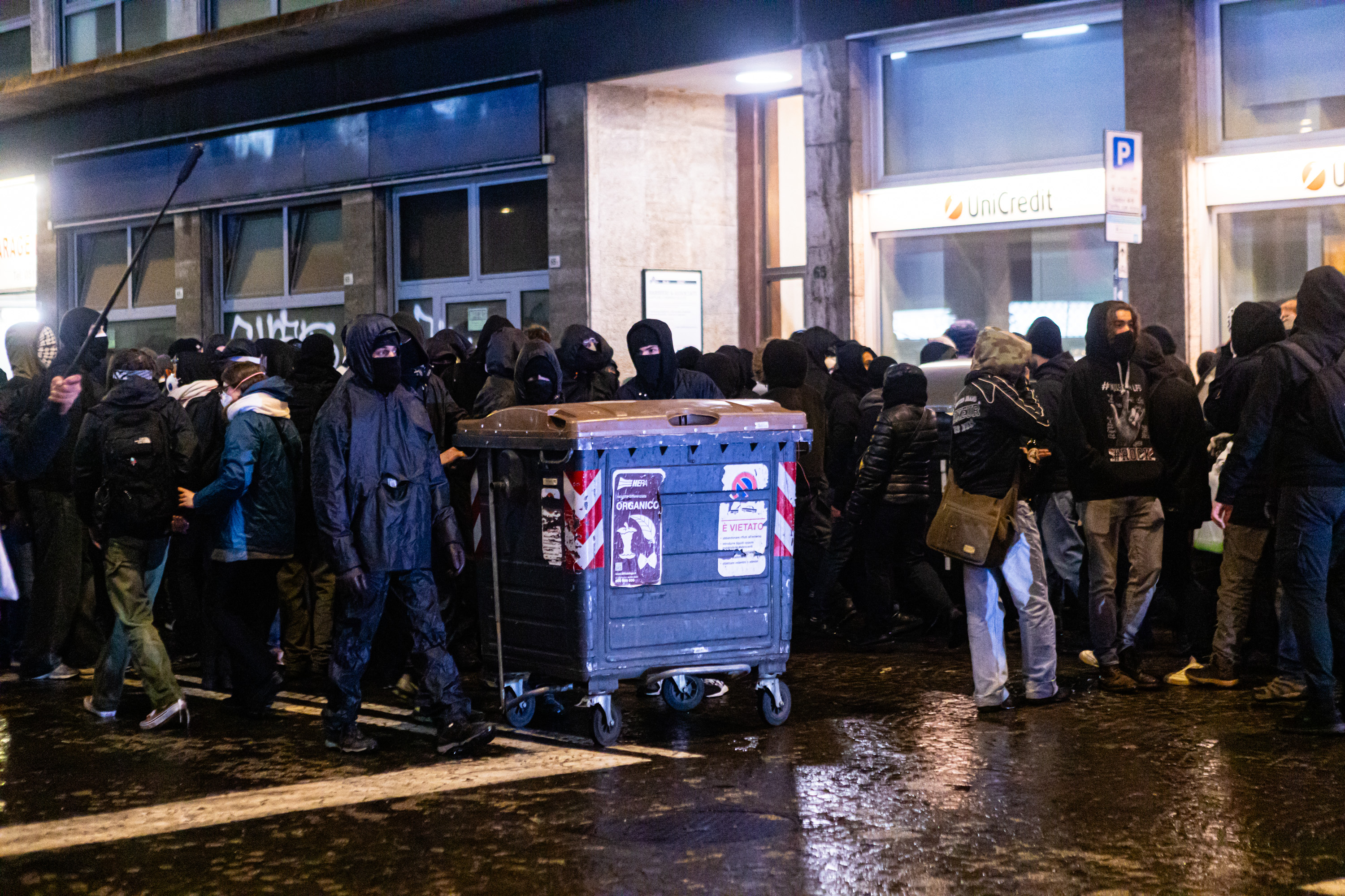 Guerriglia a Bologna: Lepore manda il conto a Piantedosi