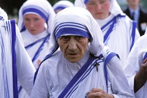 Matka Teresa podczas wizyty w obozie koncentracyjnym na Majdanku, 9 czerwca 1987 r.