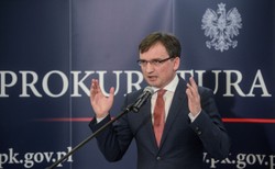 Wiceminister sprawiedliwości zarabia ponad 24 tys. zł brutto. Więcej niż Ziobro, Szydło i prezydent Duda