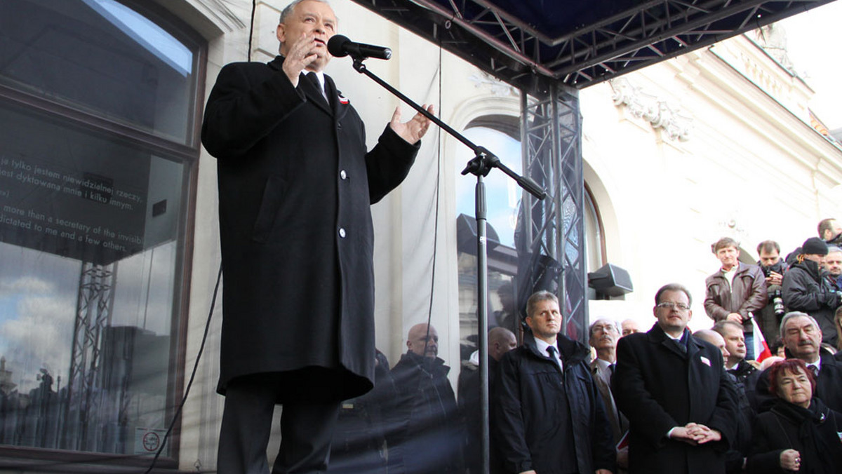 Jarosław Kaczyński przemawiający przed Pałacem Prezydenckim, fot. Iza Procyk-Lewandowska