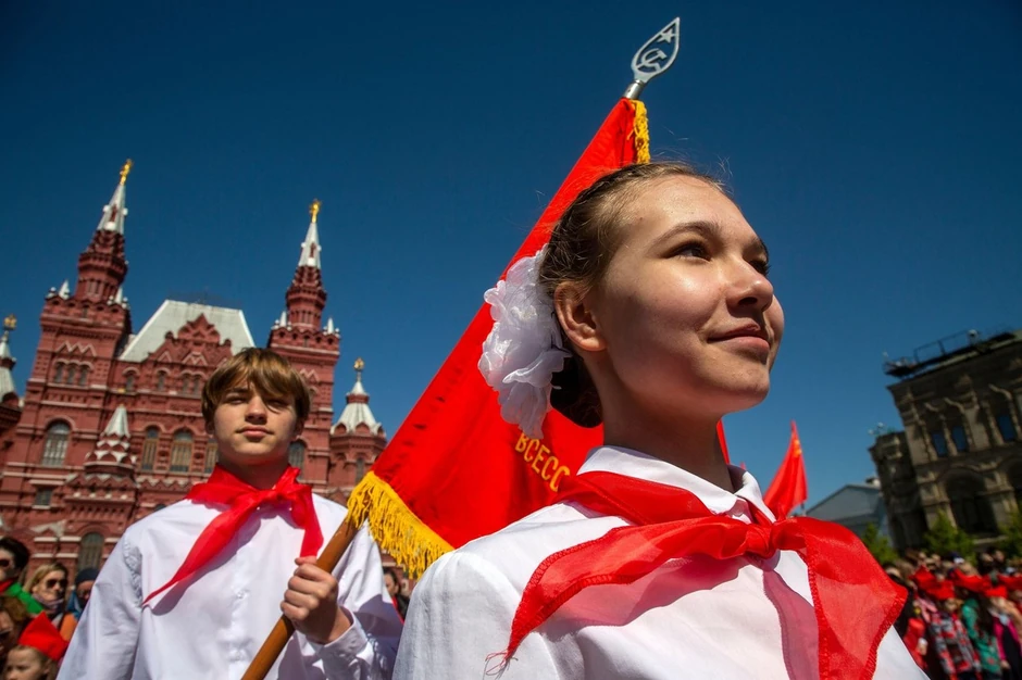Prijem pionira na Crvenom trgu u Moskvi - školska deca tokom ceremonije u maju