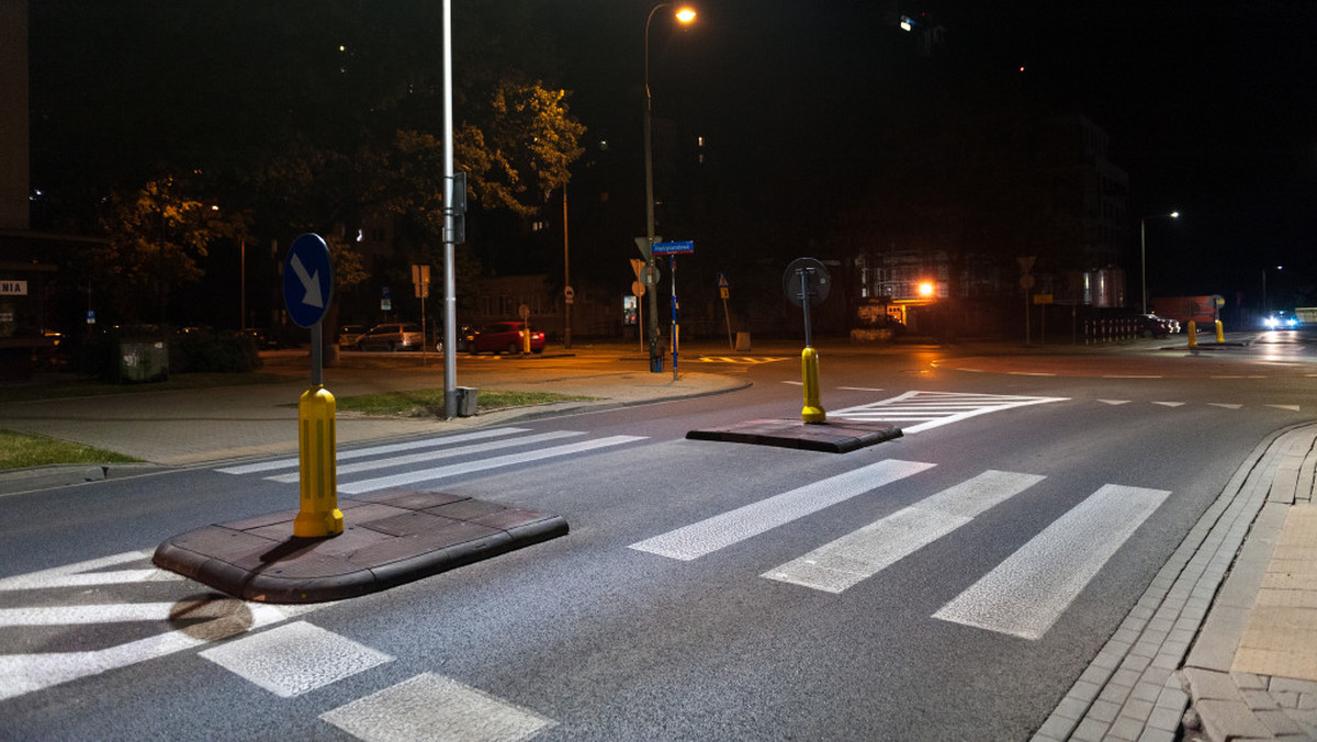 Tylko w ostatnich dniach jaśniej w nocy zrobiło się na 40 przejściach dla pieszych. Od początku roku dodatkowe oświetlenie pojawiło się już nad 80 "zebrami" w stolicy. Do końca 2017 r. drogowcy zamierzają je zamontować jeszcze w blisko 200 lokalizacjach.