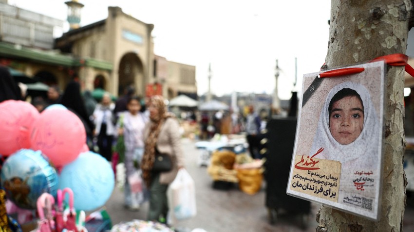 Fotografija devojčice ubijene u američko-izraelskim napadima okačena je na drvetu jednog od teheranskih bazara | Foto: Reuters