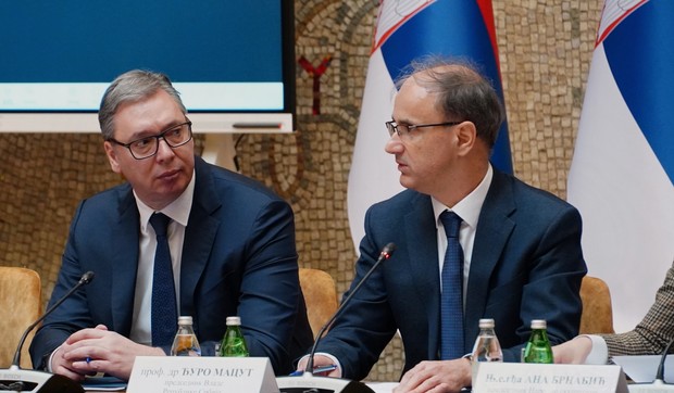 Aleksandar Vučić, Đuro Macut