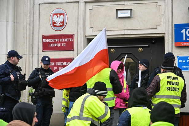 Warszawa, 03.04.2024. Protest rolników przed siedzibą Ministerstwa Rolnictwa i Rozwoju Wsi w Warszawie, 3 bm. Przedstawiciele orgranizacji rolniczych, którzy 2 bm. wzięli udział w rozmowach z kierownictwem MRiRW, ogłosili 48-godzinny strajk okupacyjny i pozostali w siedzibie resortu. (sko) PAP/Radek Pietruszka