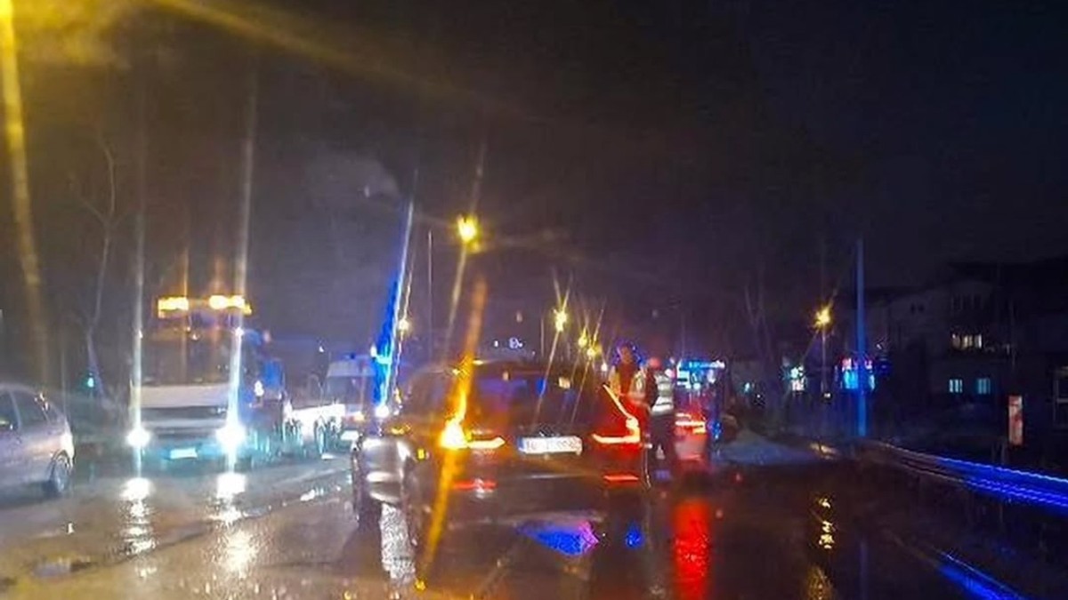 UDES U BORČI Automobil preprečio kolovoz, policija na terenu Kép