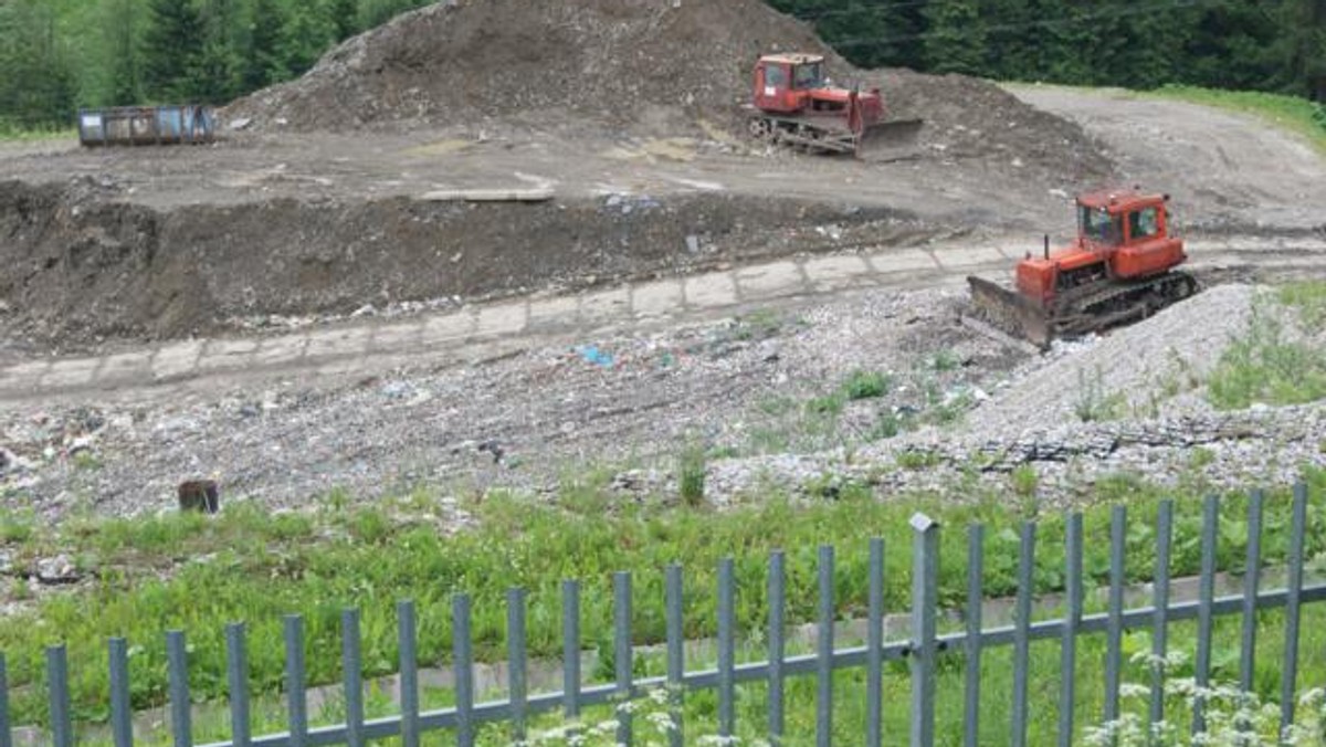 Zakopane zasypywane jest tonami śmieci z innych powiatów? Tak twierdzi Władysław Łukaszczyk, radny stolicy Tatr. Wnioski takie snuje po obserwacji samochodów przywożących pod Giewont odpady.