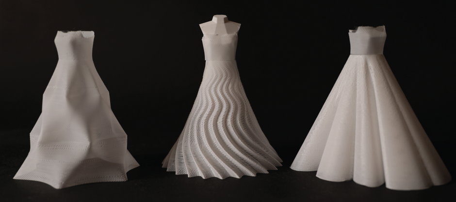 Trzy miniaturowe sukienki o wysokości 140 cm wydrukowane z materiału PLA 