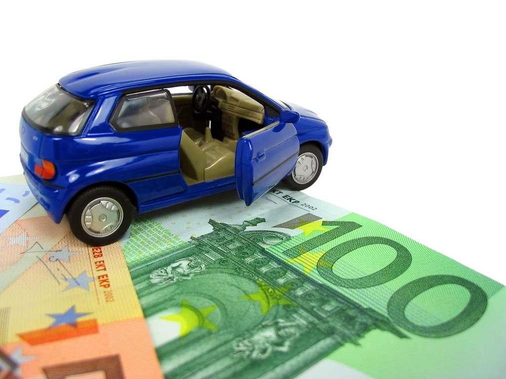 O zwrot nadpłaty w podatku akcyzowym mogą się ubiegać podatnicy, którzy kupili samochód za granicą w okresie maj 2004 - listopad 2006 r.