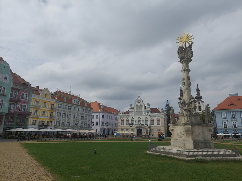 Plac Unii w Timisoarze. Widoczna Kolumna Trójcy Świętej