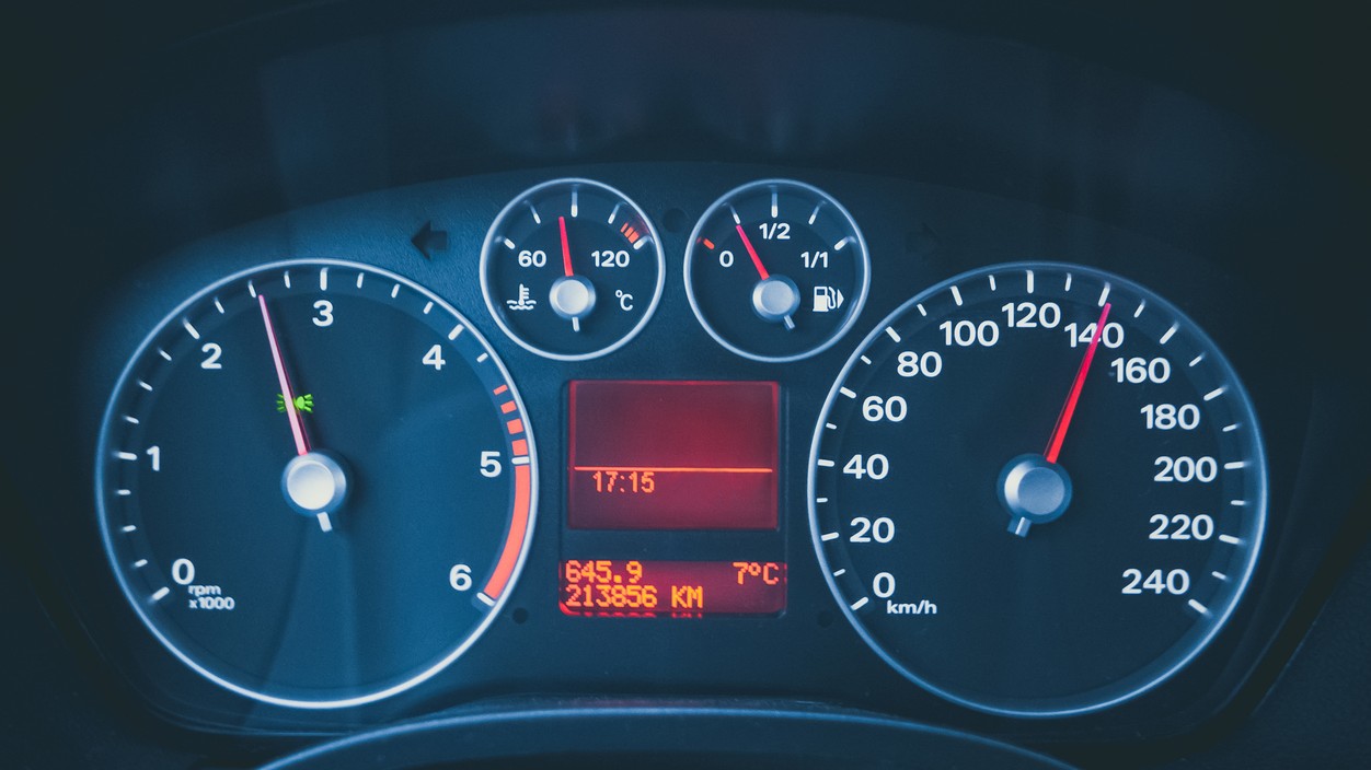 Červené čiarky na prístrojovke: malý detail, ktorý kedysi chránil vodičov. 