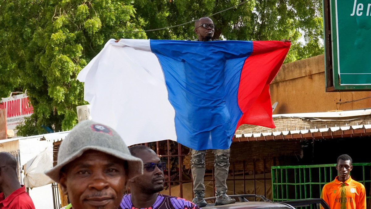 Pucz w Nigrze. Zwolennicy wykrzykiwali "niech żyje Putin". Macron reaguje