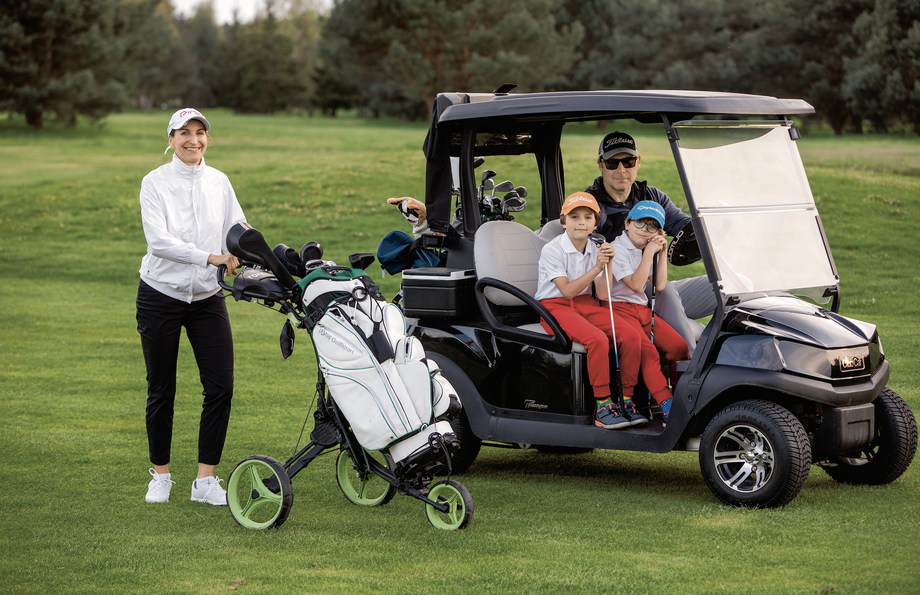 Golf to sport odpowiedni dla rodzin z dziećmi. Pola są na nie otwarte.