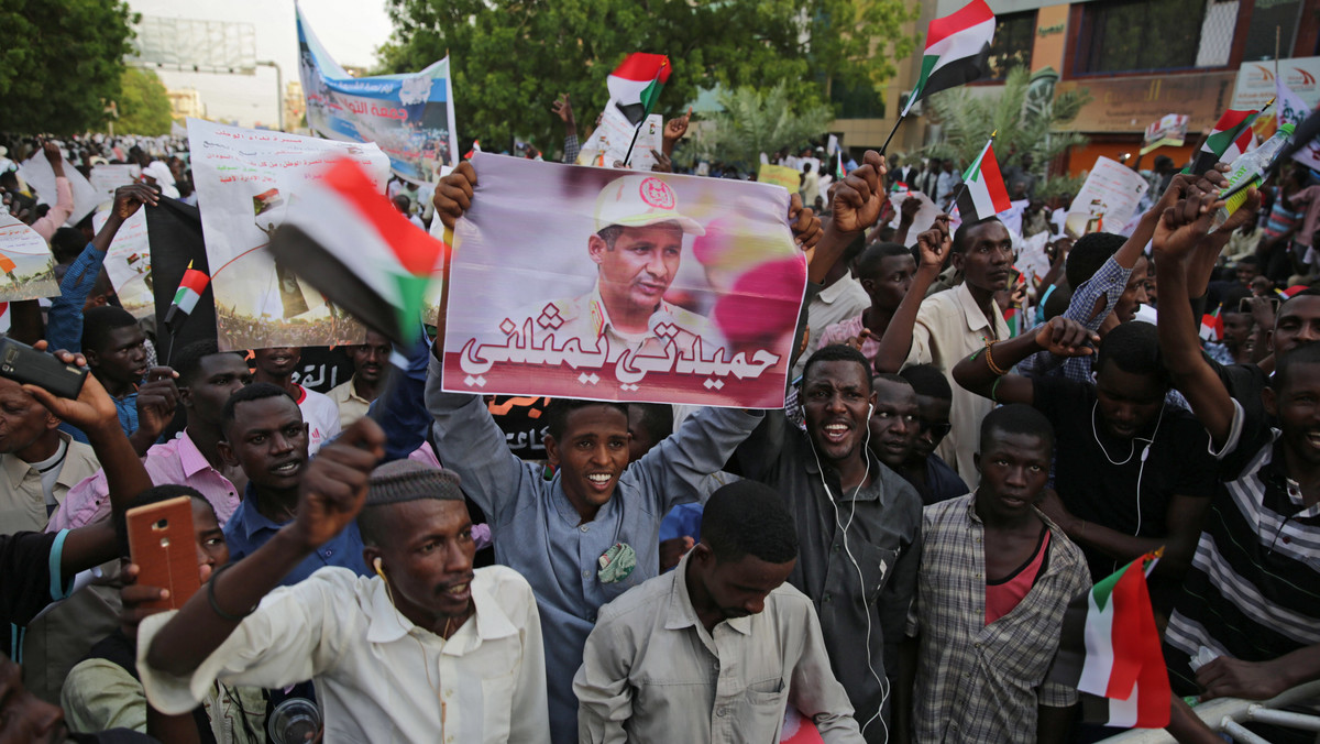 <strong>Tysiące protestujących zablokowały dużymi kamieniami i płonącymi oponami drogi w Omdurmanie, bliźniaczym mieście Chartumu, stolicy Sudanu. Wcześniej w Chartumie siły bezpieczeństwa próbowały rozpędzić protest okupacyjny.</strong>