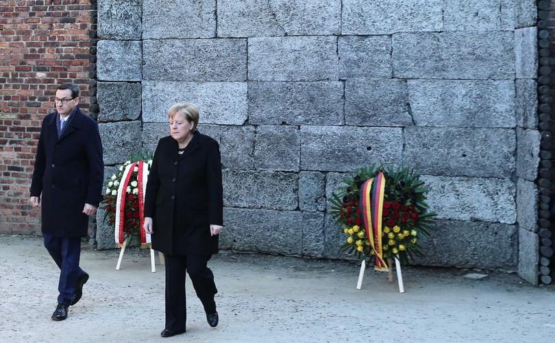 Kanclerz Niemiec Angela Merkel  oraz premier Mateusz Morawiecki w Auschwitz
